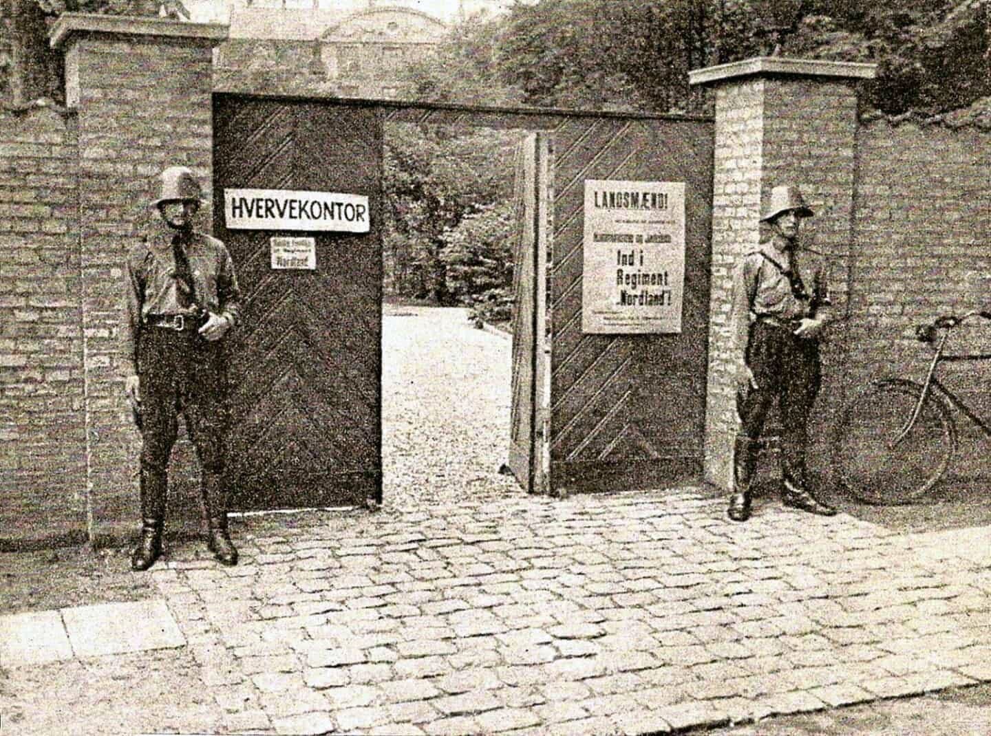 Angiveligt forsøgte Olaf Halvorsen at melde sig som frivillig hos Waffen-SS, men fik muligvis kolde fødder. Dansk hvervekontor for frivillige til Waffen-SS/Frikorps Danmark. (Ukendt fotograf)