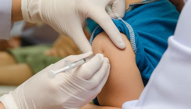 Børn på 2-6 år er i dette års udkast til bekendtgørelse for første gang en del af tilbuddet om gratis influenzavaccination. DSAM og PLO mener, at børn og ældre over 85 år bør vaccineres ved egen læge og ikke hos andre aktører. Børn får dog nasal influenzavaccine. Foto: Colourbox