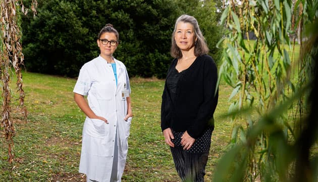 Paula Hammer (tv.) er hoveduddannelseslæge i arbejds- og miljømedicin, Ann Lyngberg (th.) er ledende overlæge på Arbejds- og Socialmedicinsk afdeling på Holbæk Sygehus. Foto: Claus Bech 