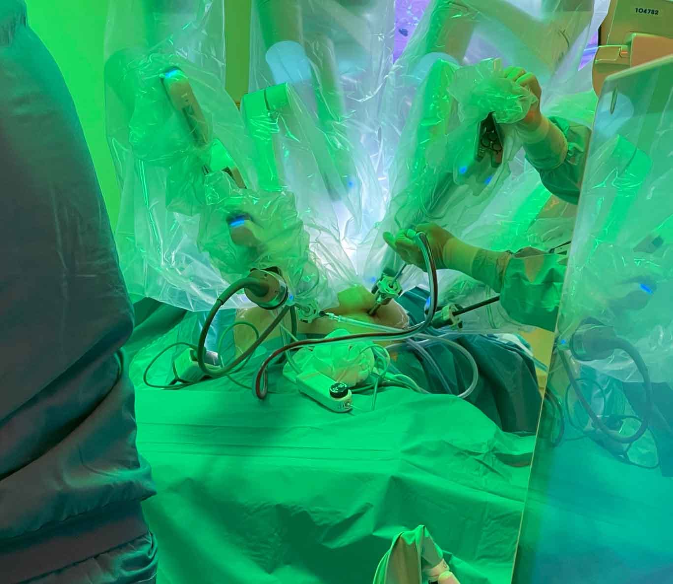 Gynækologisk-Obstetrisk Afdeling på Slagelse Sygehus tilbyder robotkirurgi til deres patienter. Robotten består af tre komponenter: kirurgens konsol, robotarmene og robottens hjerne. (Foto: Laura de Vos)