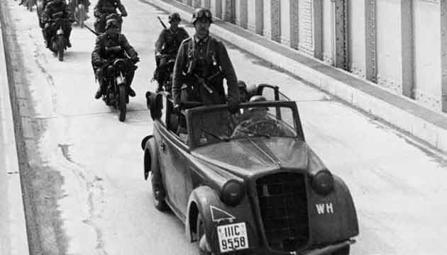 Tyske invasionstropper krydser Storstrømsbroen, 9. april 1940. (Foto: Scanpix Danmark)