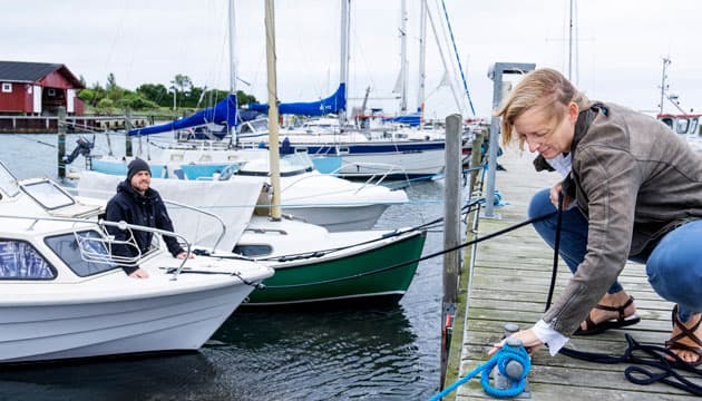 Lægeparret har en motorbåd, og de har begge speedbådscertifikat, så de kan komme hurtigt frem til patienterne på naboøen Femø. Lægevagten i Region Sjælland visiterer opkald til lægevagten, men det er Fejølægerne og deres ­kollega på Femø, der skiftes til at have lægevagtsansvaret for patienterne på de to øer. Foto: Claus Bech 