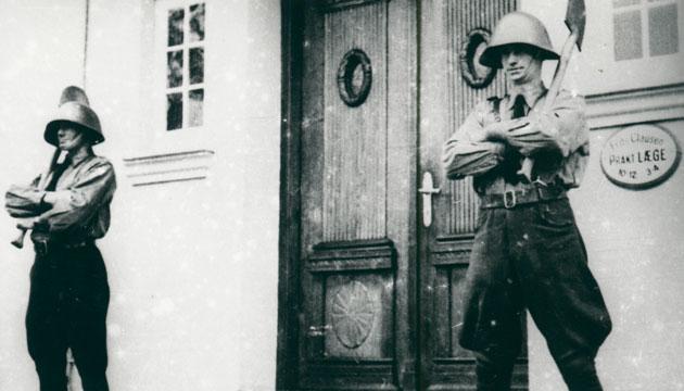 Danske, spadebevæbnede nazister foran Frits Clausens lægepraksis og »Førerhovedkvarter« i Bovrup. Foto: Museum Sønderjyllands Mediearkiv