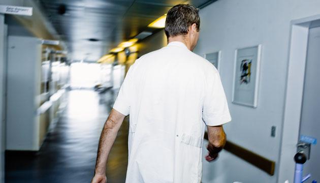 Seks af overlægerne  vurderer, at travlhed eller underbemanding har været medvirkende årsag til, at en patient er afgået ved døden. (Akivfoto: Claus Boesen)