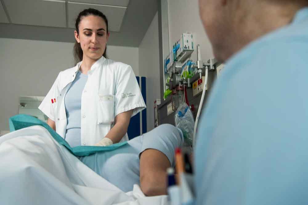 »Patientkontakten er vigtigst for mig, så samtalerne med patienterne betyder rigtig meget for mig«, siger Katrin Bamdeg-Hvolbek (Foto: Palle Peter Skov)