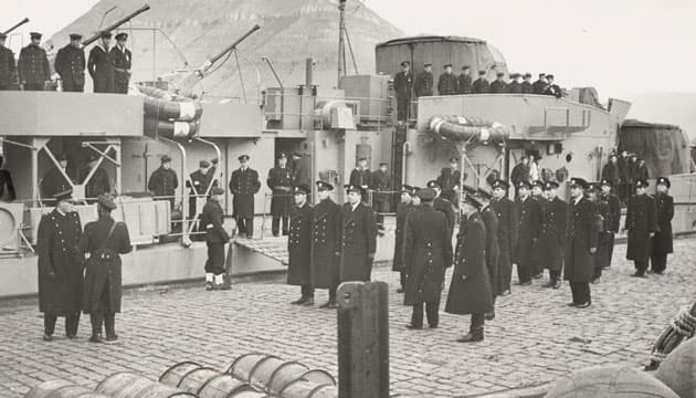 Striden om læge Olaf Halvorsen kulminerede, da den danske fregat »Rolf Krake« den 1. oktober 1955 ankom til Klaksvig med en 150 mands besætning samt 30 politibetjente med hunde og maskinpistoler. (Wikimedia Commons)