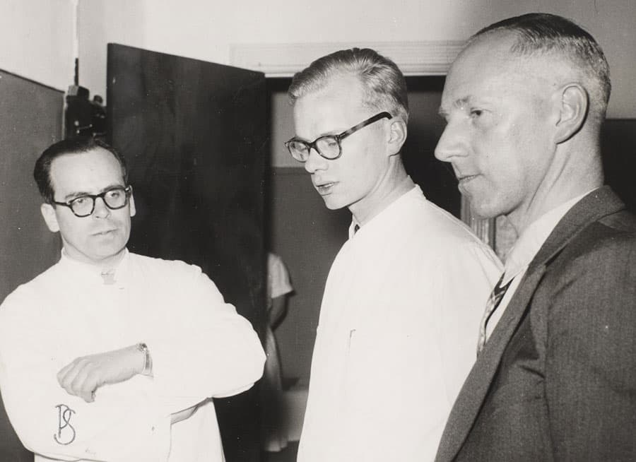 Lægerne Kell Jordal (tv.) og Stig Jarnum (i midten) med Oluf Halvorsen på sygehuset i Klaksvig hvor de efter planen skal afløse ham. (Wikimedia Commons)