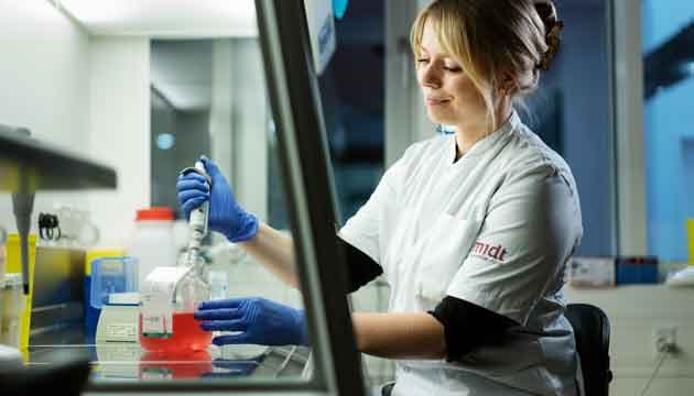 Katrine Schou Sandgaard i laboratorium for blodsygdomme på Aarhus Universitetshospital. Hun kommer fra pædiatrien og låner lige nu laboratoriet til at studere børns T-celler efter endt kemoterapi. (Foto: Martin Dam Kristensen)