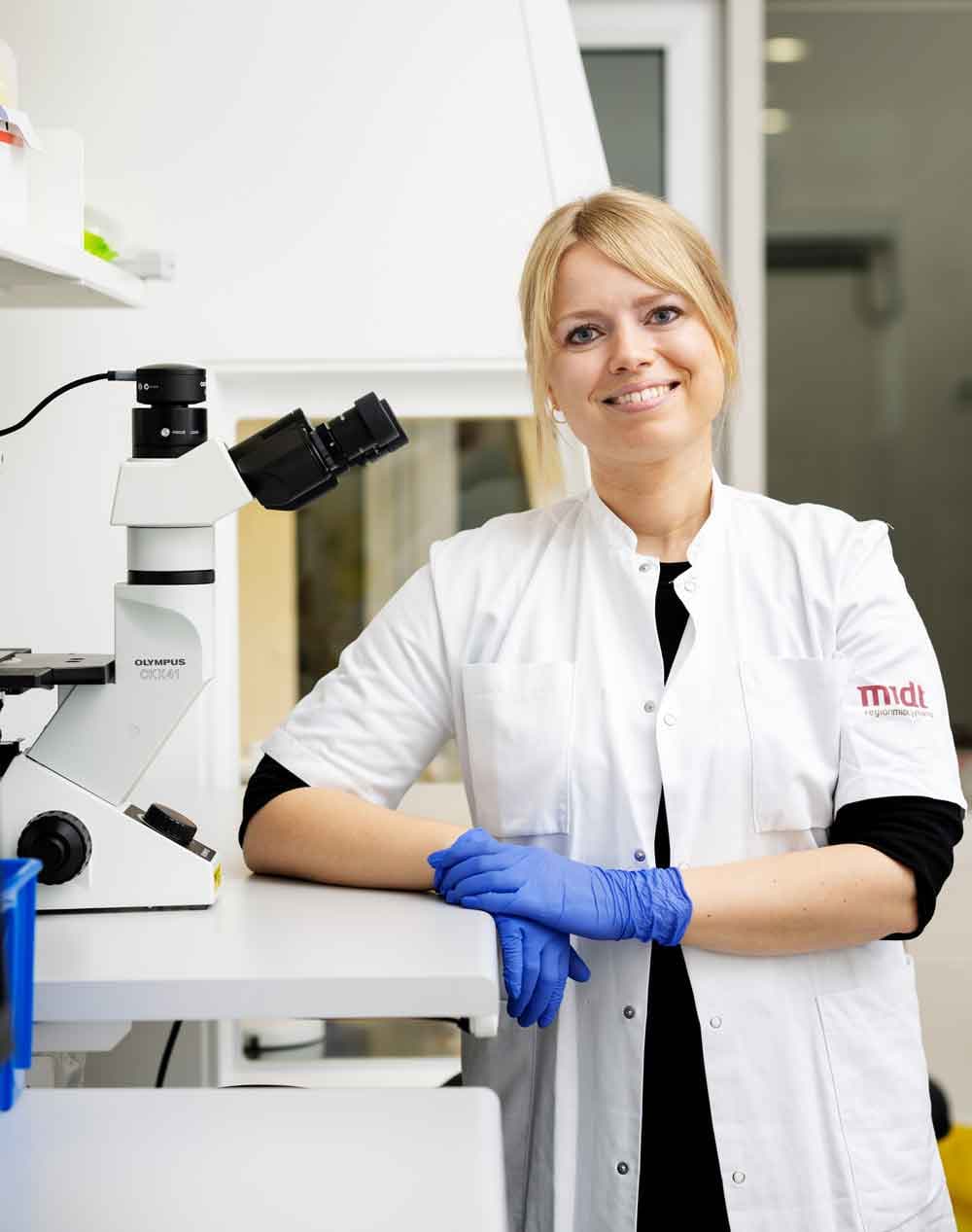 Katrine Schou Sandgaard har en lang erfaring med at sekventere T-celler og undersøge børns unikke evne til at genoprette immunforsvaret efter sygdom og behandling. (Foto: Martin Dam Kristensen)