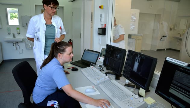 Røntgen nævnes som et af de tilbud, der skal være i nærhospitalerne. På billedet ses overlæge Christin Rosendahl Isaksen og afdelingsradiograf Christine Houman Nyrup, Silkeborg. Arkivfoto: Jørgen Ploug. 