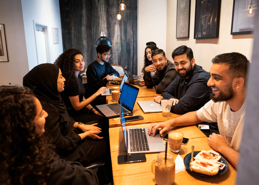 Bestyrelsen i Shifaa mødes ofte på cafeer for at planlægge de næste initiativer. Foreløbig er foreningen kun i opstartsfasen, men det er hensigten, at initiativerne skal hjælpe med at bygge bro mellem patienter med minoritetsbaggrund og det danske sundhedsvæsen. Foto: Claus Bech