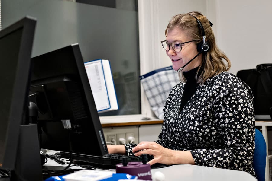 Lægevagterne i hele landet er presset for tiden. På Ninna Schultz Askous sidste vagt, løb ventetiden i telefonen på et tidspunkt op i 45 minutter, mens patienterne måtte vente 1,5 time på at blive set i konsultationen. Foto: Lars Horn.