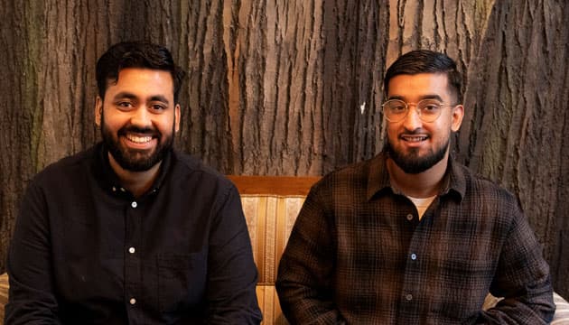 Jawad Ahmad Zahid og Hamzah Choudhary kender begge til følelsen af at føle og opfatte sig som dansk, men opleve, at omverdenen ser på dem som fremmede. De ønsker, at Shifaa skal være brobygger for alle minoriteter, uanset etnicitet og religion. Foto: Claus Bech 