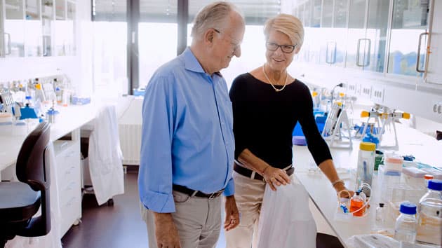 Helle Krogh Johansen og Søren Molin undersøger blandt andet, hvordan og hvorfor bakterier går i dvale og skjuler sig for antibiotika, og hvordan persistente infektioner kan udvikle sig til kroniske infektioner. Foto: Claus Boesen