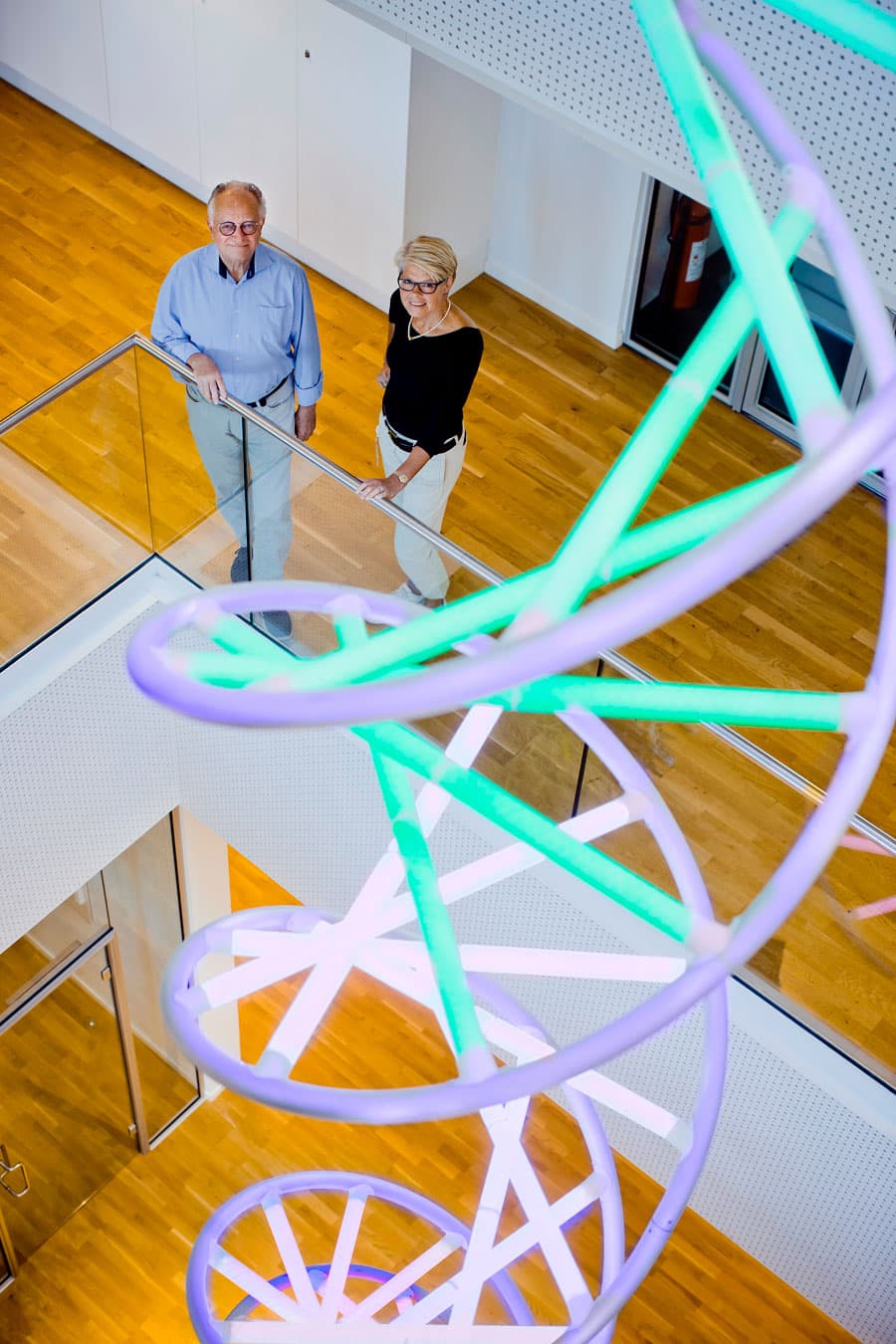 DTU i Lyngby, bygning 220, The Novo Nordisk Foundation Center for Biosustainability: I trappeopgangen i den seks-etagers bygning hænger en dobbelt helix med farvede sekvenser, som lyser op på skift. Foto: Claus Boesen.