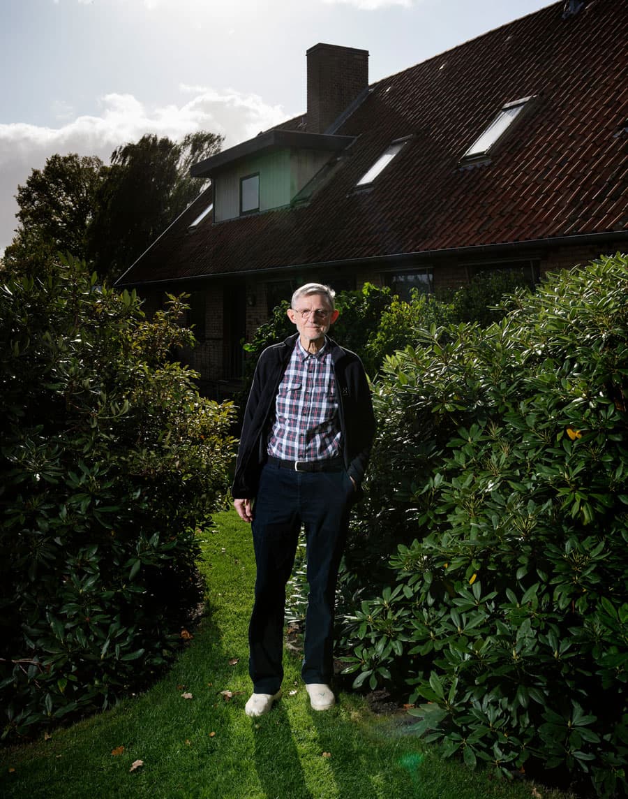  En lille sti leder fra hovedhuset over til lægepraksis i baghaven i Brabrand. Egon Juul-Andersen overtog praksis fra sin far i 1973. Han insisterede med baggrund i sin lange erfaring som læge på at få en CT-skanning af hovedet. Foto: Martin Dam Kristensen 