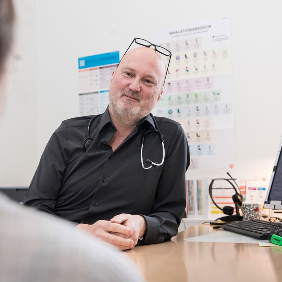 Et sundhedshus løser langt fra alle problemer, som kan opstå i et presset sundhedsvæsen, men nogle ting går lettere, når man er i samme hus og kan se hinanden i øjnene, siger praktiserende læge Hans-Werner Mühle. Foto: Palle Peter Skov 