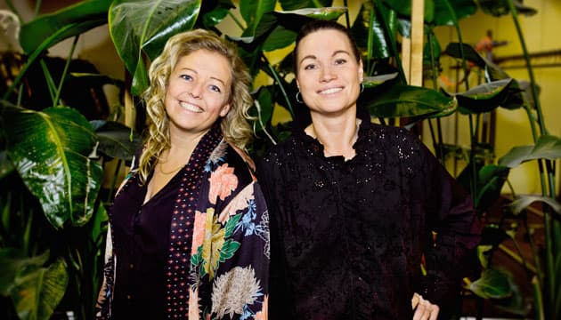 Thilde Sangild (tv) og Ann Westergaard (th) er henholdsvis læge og sygeplejerske hos Lægerne Poulsgade i Herning, hvor man har organiseret sig sådan, at man også har arbejdsglæde  – og empati – tilbage sidst på dagen. Foto: Claus Boesen.