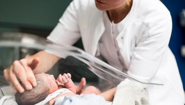 Læger på Hvidovre Hospital har skrevet et bekymringsbrev. Der mangler jordemødre, og det betyder, at lægerne får flere opgaver, som normalt ligger hos jordemødrene. Foto: Ulrik Jantzen for Hvidovre Hospital.