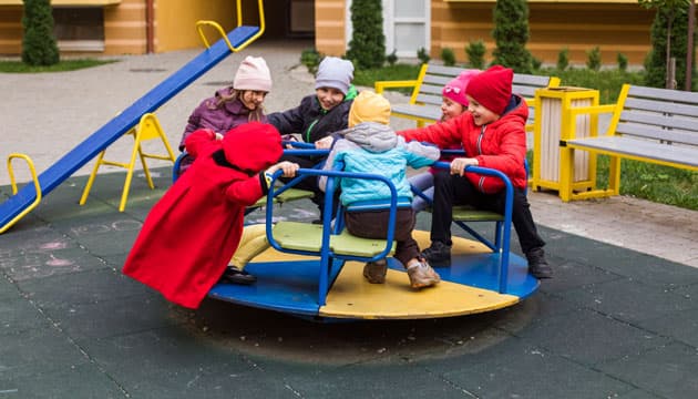 Smitten blandt de yngste skolebørn er rekordhøj, men meget få bliver syge af COVID-19. Børn med den sjældne komplikation, MIS-C, kan dog være meget syge, og halvdelen af de indlagte børn med MIS-C har haft brug for intensiv behandling. Foto: Colourbox