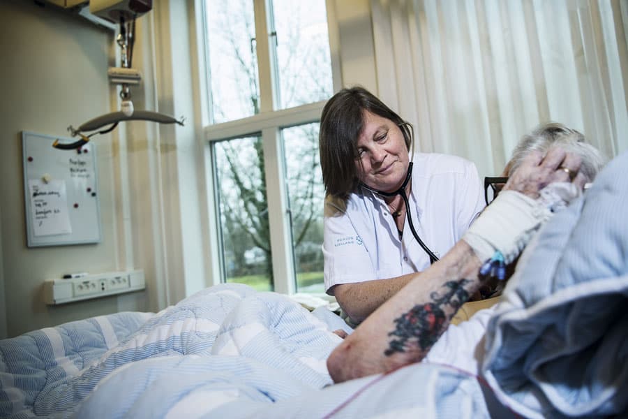 »Jeg bilder mig ind, at hvis jeg virkelig savner lægehvervet så meget, så kan jeg jo vende tilbage, og hvis jeg ikke kommer til at savne det, så kommer sundhedsvæsenet sikkert heller ikke til at savne mig«, siger Lisbeth Lintz. Foto: Joachim Rode