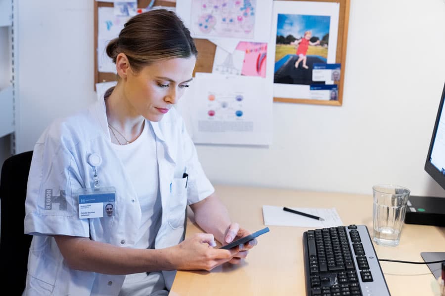 På sin instagramprofil @makeupandmedicine.dk deler Cæcilie Bachdal Johansen viden om huden og hudpleje med sine 20.000 følgere. Formidling står helt centralt for hendes forsker- og lægeliv. Foto: Claus Bech 