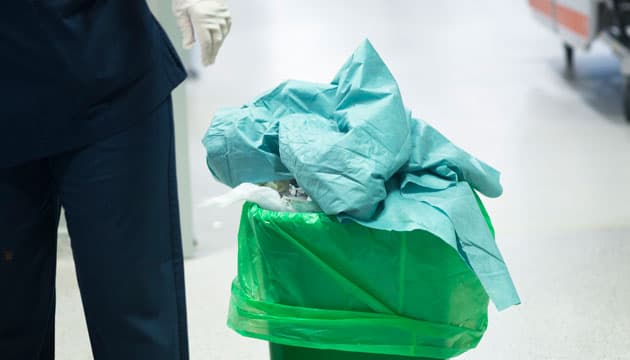 De store mængder af engangsudstyr, som sundhedsvæsenet anvender, kan formentlig reduceres, f.eks. ved at genanvende det i stedet for at smide det ud. (foto: Colourbox)