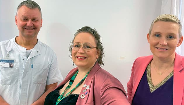 Jens Rasmussen, ledende overlæge på Akutmodtagelsen, Bispebjerg Hospital, Camilla Asra Engelby, bruger af Solsikkesnoren og  Stine Ringvig Marsal, Regional director for Solsikkeprogrammet i Danmark. Foto: Ugeskrift for Læger 