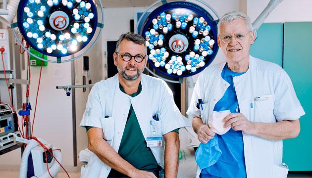 Bo Sanderhoff Olsen, t.v. og Jesper Rønnebech, afdelingen for skulder- og albuekirurgi, Gentofte Hospital,  er frustrerede over at de for tiden kun kan operere 70 procent af, hvad de plejer. Foto: Claus Boesen