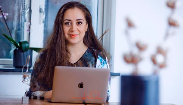 Elif Bayram Orbe stiftede gruppen ‘Spørg en læge om coronavirus’ sammen med Andreas Pihl. De er gået fra to til 200 læger de seneste to år. Foto: Claus Boesen. 