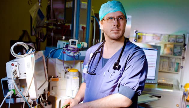 Morten Føns-Sønderskov er ansat i uklassificeret stilling på anæstesiologisk afdeling. Han vil være anæstesiolog og synes, at han lærer meget ved at »sidde på stue« hos patienter under narkose, i virkeligheden i en anæstesisygeplejerskefunktion. Foto: Claus Boesen