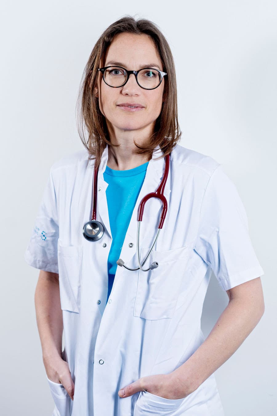 Hvad vil det sige at være sund og rask? Hvordan opstår sygdomme? Og hvorfor kan det næsten ikke blive sygt nok, når mediernes overskrifter varsler om dårlige vaner eller lover nye mirakelkure? I et nyt sundhedsprogram på P1 undersøger læge og forsker Maja Thiele trends og tendenser, den nyeste forskning og de største gennembrud inden for sundhedsområdet. Vært: Maja Thiele. Foto: Agnete Schlichtkrull
