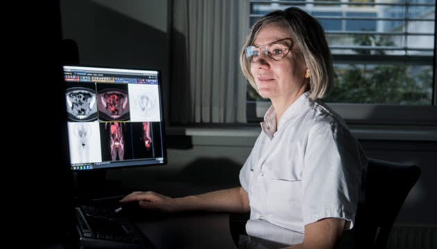 Nuklearmediciner Malene Grubbe Hildebrandt forsker i, hvad det betyder for patienterne at erstatte konventionelle skanninger med PET/CT til f.eks. stadieinddeling og responsevaluering af brystkræft. Foto: Palle Peter Skov