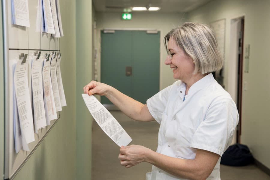 Malene Grubbe Hildebrandt bruger Den Syddanske Forbedringsmodel, som allerede benyttes i hospitalernes drift, men som noget helt nyt implementeres den nu også i forskningsledelsen. Foto: Palle Peter Skov