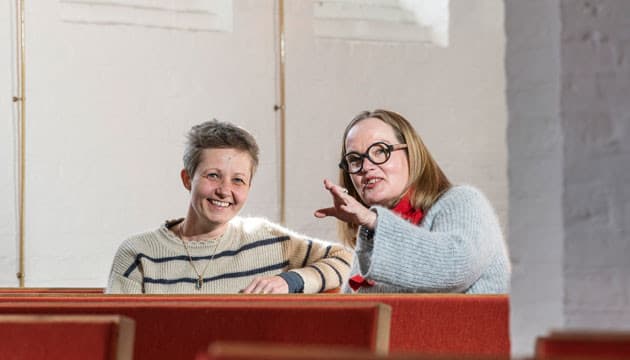 Læge Line Modin (t.v.) på besøg hos præst Mette Geil i frimenighedskirken i Rødding. Foto: Palle Peter Skov 