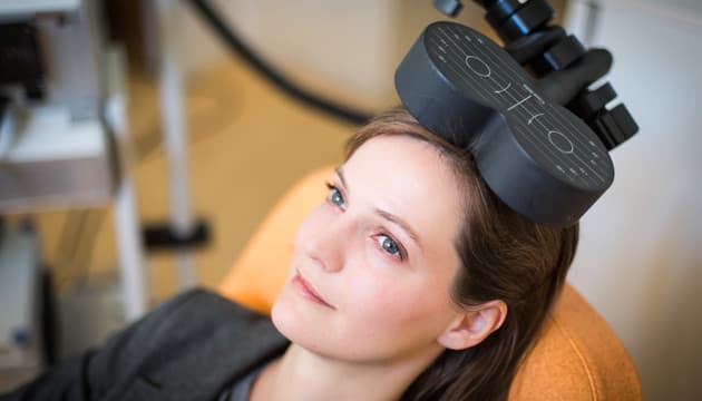 I modsætning til electrochok, hvor patienten er bedøvet, foregår transkraniel magnetisk stimulation-behandling mens patienten er vågen og sidder i en stol. Foto: GARO / PHANIE / SCIENCE PHOTO LIBRARY