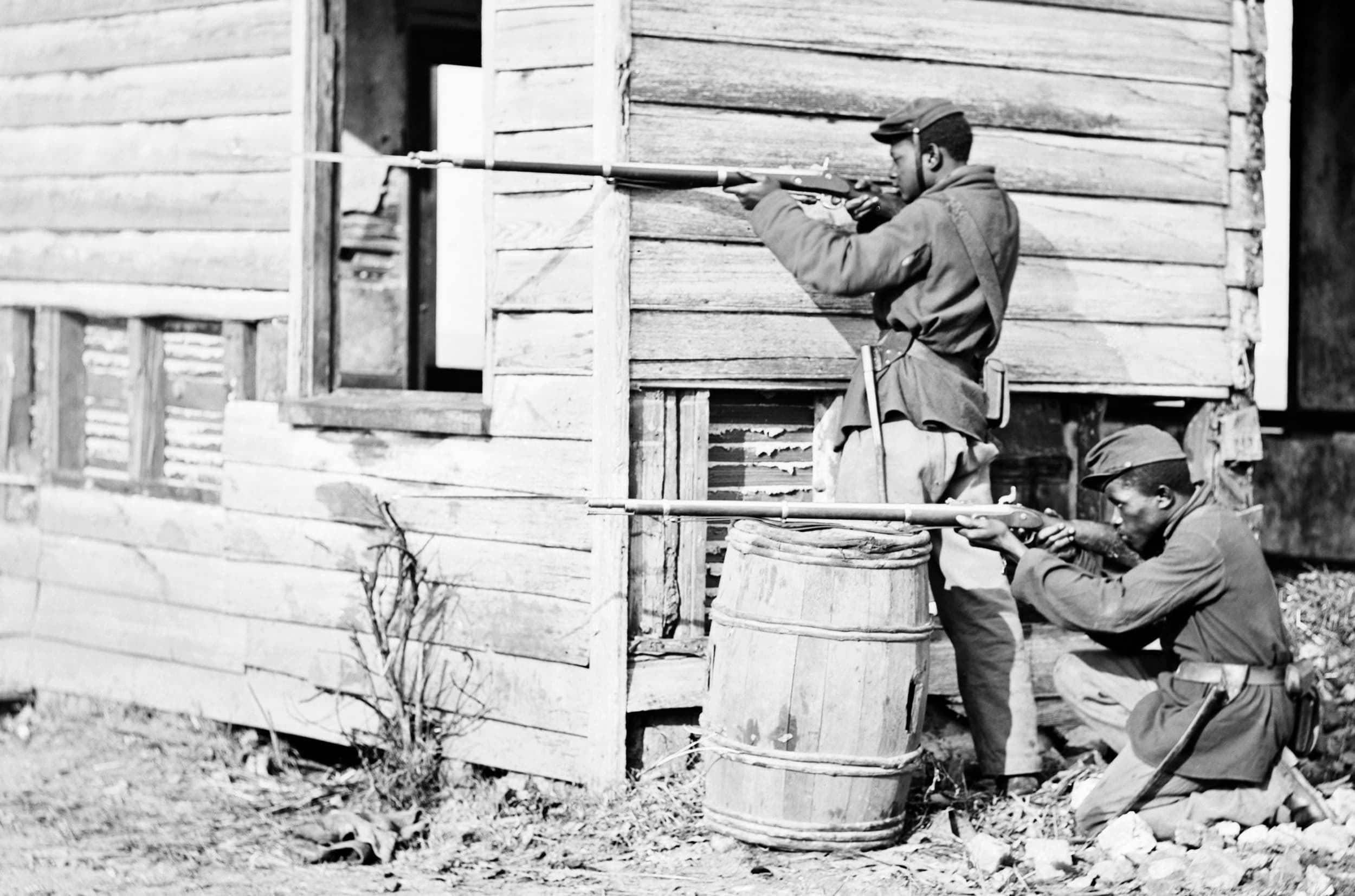 Menige fra et sort regiment i kamp ved Dutch Gap Canal, Virginia, november 1864. Foto: Library of Congress.