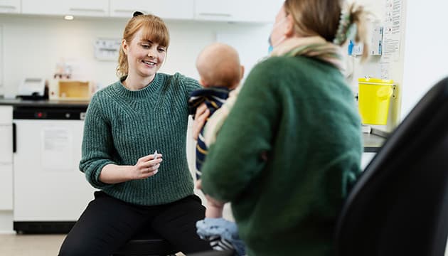 Mia Lindegaard Pedersen er medicinstuderende og arbejder hos Familielægerne i Skanderborg.  Før hun fik studiejobbet, havde hun slet ikke overvejet almen praksis som fremtidig arbejdsplads. Men i dag overvejer hun at blive praktiserende læge.  Foto: Martin Dam Kristensen