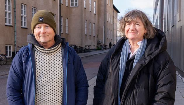 Den tidligere patient, socialpædagog Søren Magnussen, og overlæge Lykke Pedersen foran Afdeling O, hvor de har arbejdet sammen i godt fem år. Foto: Claus Bech. 