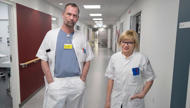 Overlæge på Akutafdelingen Flemming Hansen og reservelæge på medicinsk afdeling, Regionshospitalet i Viborg, Anzhela Tsorokh samarbejder om at aflaste det ukrainske sundhedsvæsen. Foto: Lars Horn / Baghuset.