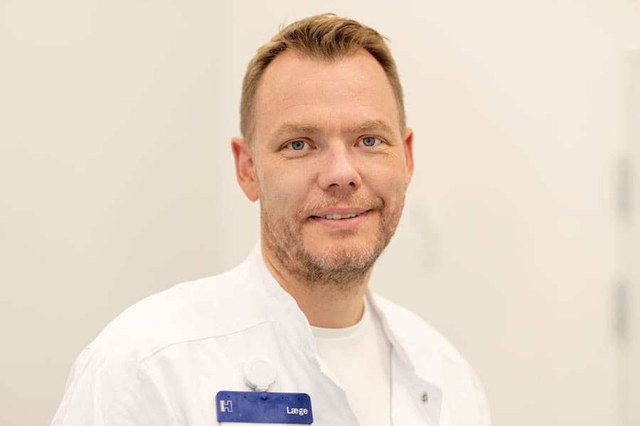 Ledende overlæge Henrik Palm opfordrer Lægeforeningen til at sætte gang i en bredere debat om tryghed og sikkerhed på arbejdspladsen, herunder spørgsmålet om lægers fulde navne i journaler og logvisning. Foto: Claus Bech