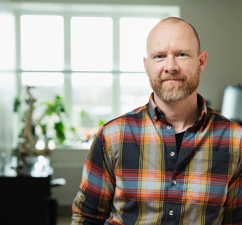 »På klyngemøderne bruger vi meget krudt – og tid – på  at drøfte, hvordan vi helt lavpraktisk kan implementere den nye viden, vi får på møderne, hjemme i vores praksis«, siger Rasmus Peter Christoffersen. (Foto: Martin Dam Kristensen)