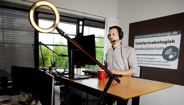 Det syner ikke af meget, tremandskontoret, som udgør Telefarmakologisk Ambulatorium på OUH, men fleksibiliteten i det digitale ambulatorium er en af styrkerne, mener Daniel Pilsgaard Henriksen. Foto: Nils Lund Pedersen