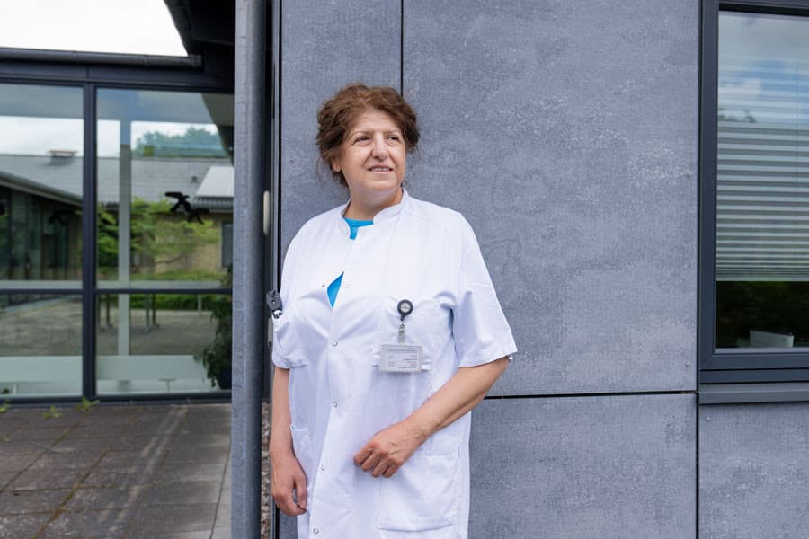 Fokus for Nasrin Asgari er samarbejdet og gruppeindsatsen. Det er ikke den enkelte professor, der får æren – det er holdet. Foto: Claus Bech