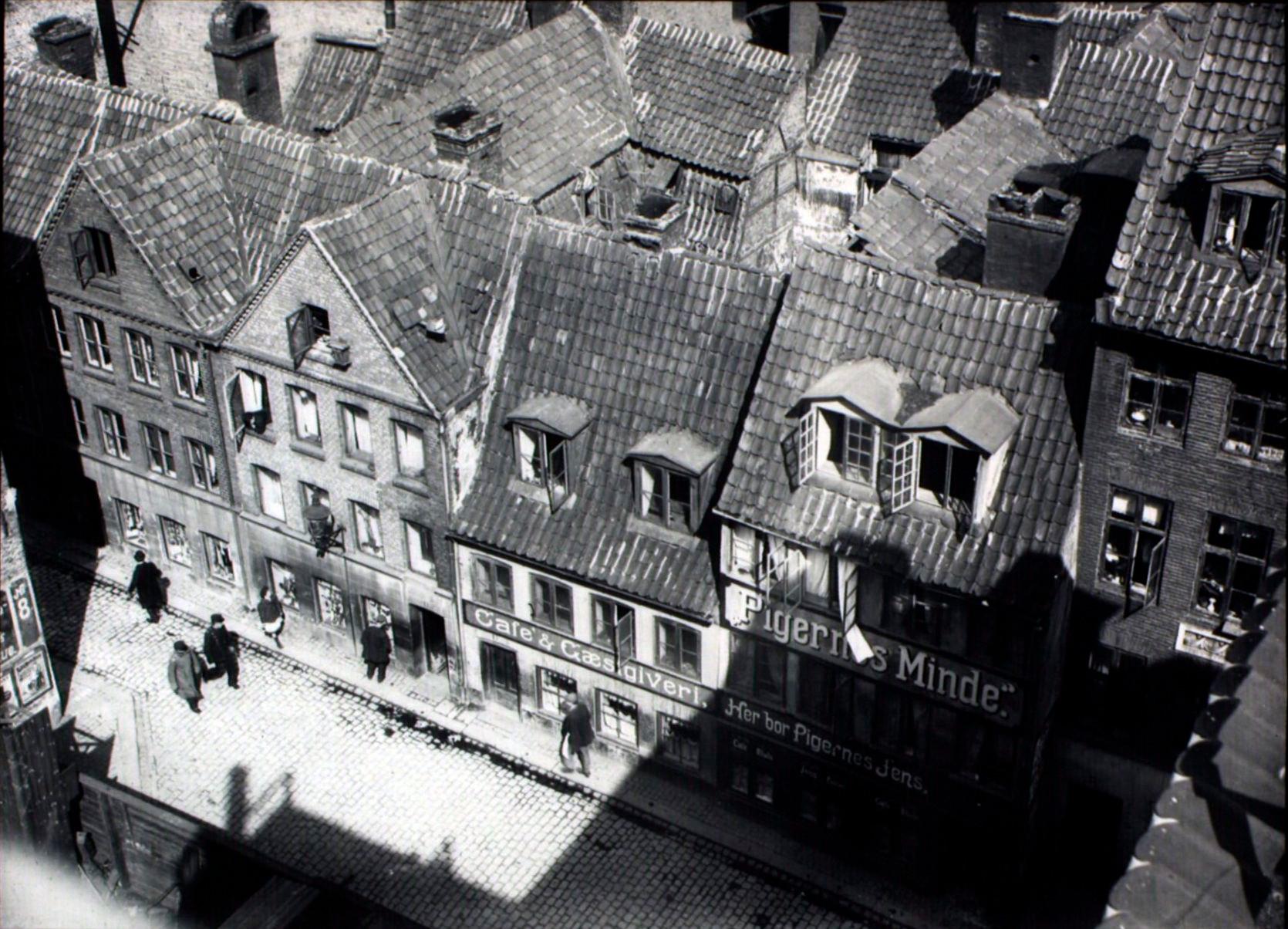 Husrække i bordelgaden Holmensgade, ca. 1900. Det Kgl. Biblioteks Billedsamling.