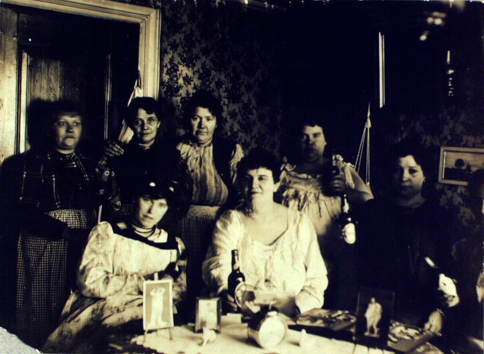 Virkelighedens bordel. Foto fra Holmensgade i København, ca. 1900. Det Kgl. Biblioteks Billedsamling.