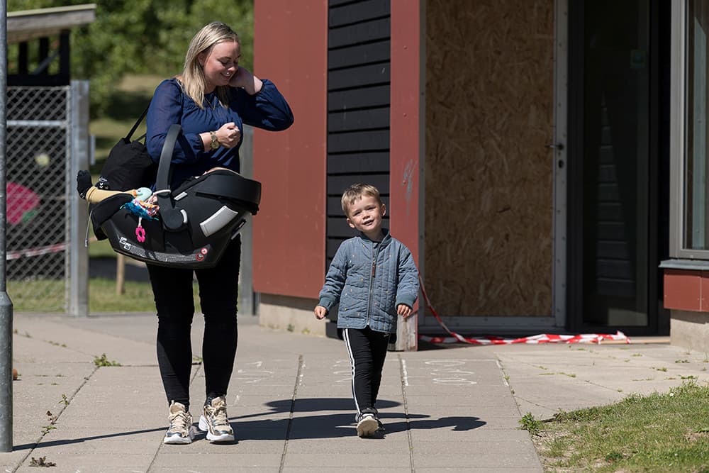 Regitze Høy savner mere fleksibilitet i sin uddannelse til almenmediciner, så hun kan få bedre mulighed for et familieliv i balance med blandt andet sønnerne Asger på otte måneder og Bertel på tre år, som hun netop har hentet i institution. (foto: Foto: Michael Bo Rasmussen/Baghuset)