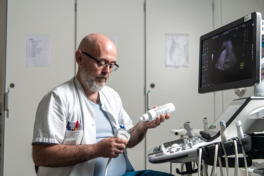 Det er en lidt anden hverdag, uden gerningsstedsundersøgelser og vidneforklaringer, som Nikolaj Friis Hansen har nu. Men radiologi er også en form for detektivarbejde, der kræver sans for detaljer og samtidig overblik, og hvor lægerne leder efter brikker i puslespillet, siger han. (foto: Palle Peter Skov)