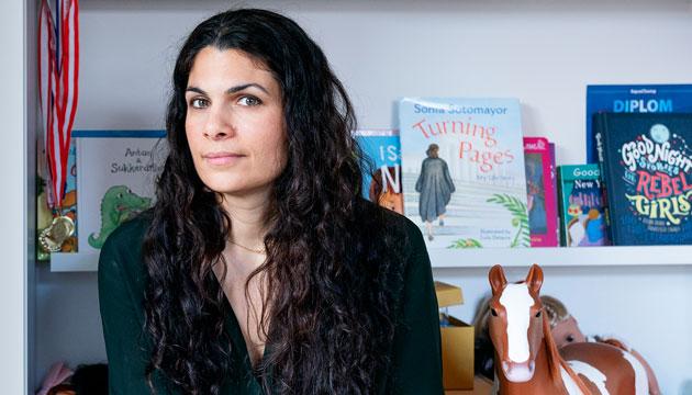 Det er sårbart og et kæmpe kontroltab at overgive sig til bedøvelsen, og Azadeh Houshmand-Øregaard følte ikke, at lægerne så hende i øjnene. Læger skal huske, at selv den mindste operation kan være stor for patienten, mener hun. Foto: Claus Bech