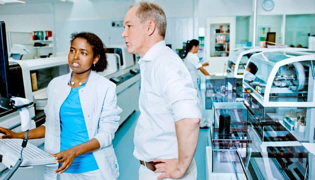 Bioanalytiker Samiro Ahmed og professor og overlæge på Herlev og Gentofte Hospital Stig E. Bojesen. Foto: Claus Boesen. 